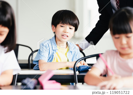 塾で勉強する小学生 119051722