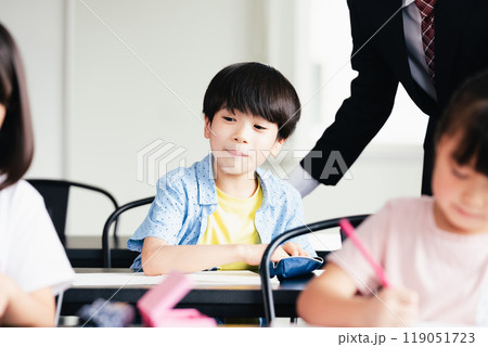 塾で勉強する小学生 119051723