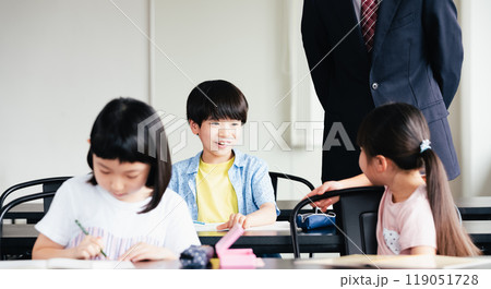 塾で勉強する小学生 119051728