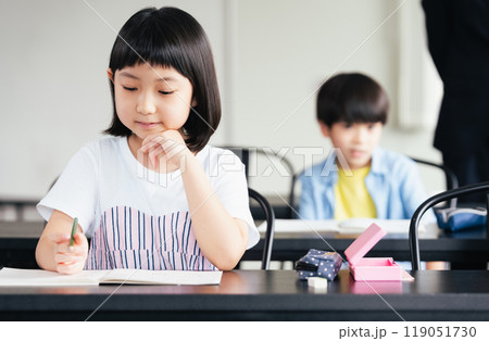 塾で勉強する小学生 119051730