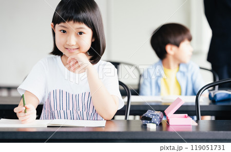 塾で勉強する小学生 119051731