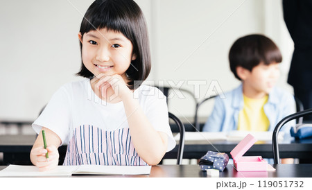 塾で勉強する小学生 塾で勉強する小学生 119051732