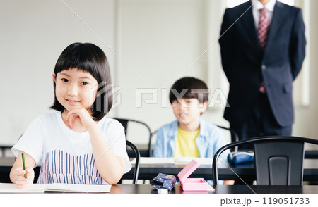 塾で勉強する小学生 塾で勉強する小学生 119051733
