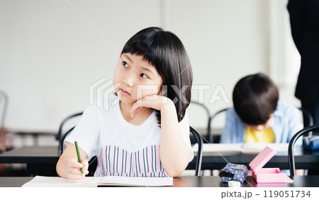塾で勉強する小学生 塾で勉強する小学生 119051734