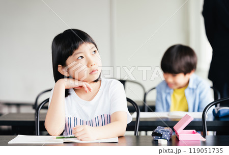塾で勉強する小学生 塾で勉強する小学生 119051735