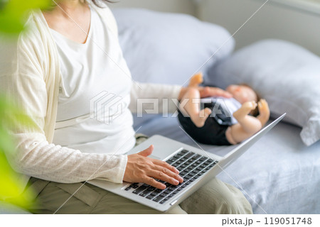 産後でもワンオペで仕事もこなす母親 119051748