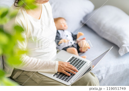 赤ちゃんを寝かせつけながら副業をする主婦 119051749