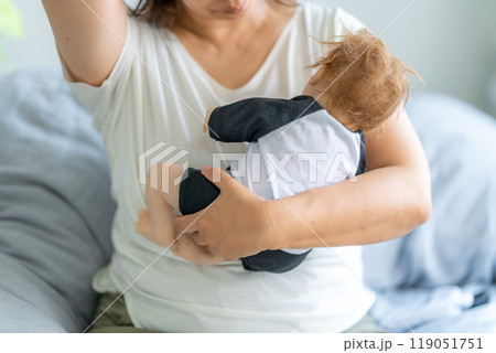 ワンオペでひどく疲れている主婦 119051751