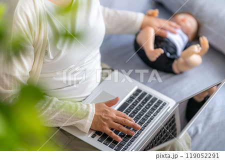 産後でも子育てをしながらリモートワークをする主婦 産後でも子育てをしながらリモートワークをする主婦 119052291