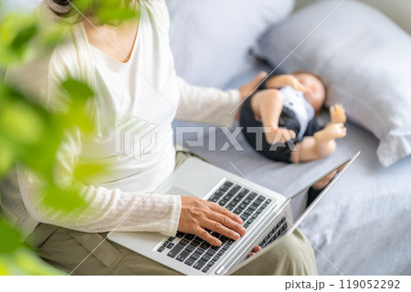 子供を寝かせ付けながら習い事をする主婦 子供を寝かせ付けながら習い事をする主婦 119052292