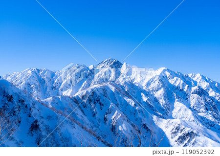 【雪山素材】冬の五竜岳に現れる雪渓・武田菱【長野県】 【雪山素材】冬の五竜岳に現れる雪渓・武田菱【長野県】 119052392