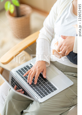 ワンオペの合間にWワークする主婦 ワンオペの合間にWワークする主婦 119052495