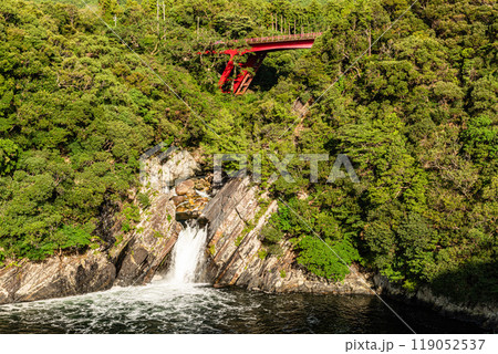 トローキの滝　滝壺は海　洋上アルプス屋久島(秋 119052537