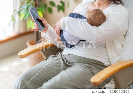 子供をあやしながらママ友と会話 119052592