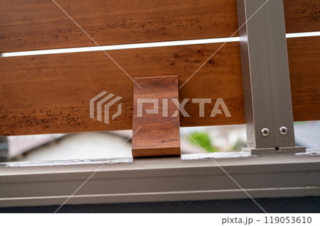 ベランダ手すりの化粧格子の交換リフォームの打ち合わせ ベランダ手すりの化粧格子の交換リフォームの打ち合わせ 119053610