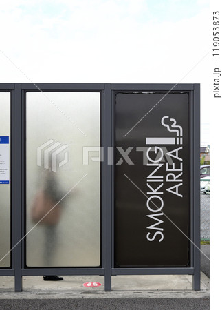 スモーキングエリア、たばこ吸う人 119053873