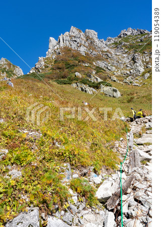 千畳敷カールの登山道八丁坂を登りながら、先行する登山者と鋭く尖った岩峰を望む 千畳敷カールの登山道八丁坂を登りながら、先行する登山者と鋭く尖った岩峰を望む 119054389