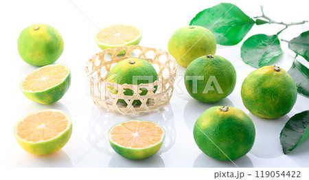 みかん ( 早生みかん )白背景 みかん ( 早生みかん )白背景 119054422