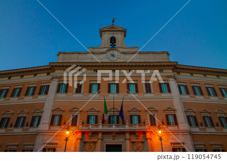 南欧イタリア共和国の首都ラツィオ州ローマ　国会議事堂のモンテチトーリオ宮殿の夜景 119054745