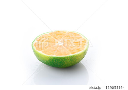 みかん （ 早生みかん ）クローズアップ 白背景 119055164