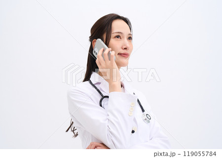 オンライン診療　女医　医療従事者　医者　ドクター　薬剤師　看護師 119055784