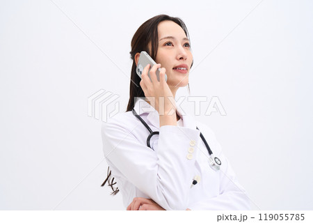 オンライン診療　女医　医療従事者　医者　ドクター　薬剤師　看護師 119055785