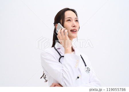 オンライン診療　女医　医療従事者　医者　ドクター　薬剤師　看護師 119055786