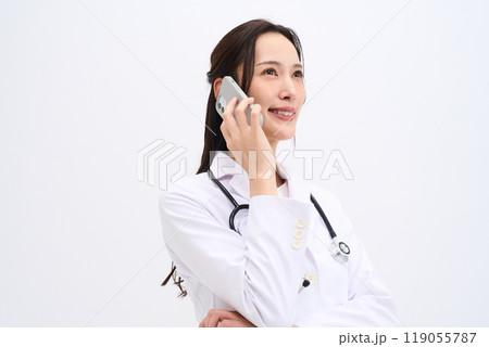 オンライン診療　女医　医療従事者　医者　ドクター　薬剤師　看護師 119055787