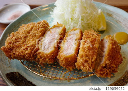 黄金色の豚 羽田空港店 とんかつ御膳 分厚いロースかつとキャベツスライス 119056032