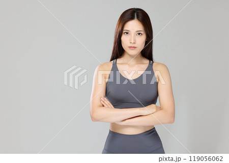 ヨガ　女性　ストレッチ 119056062