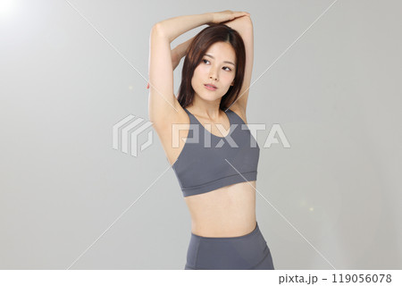 ヨガ　女性　ストレッチ 119056078