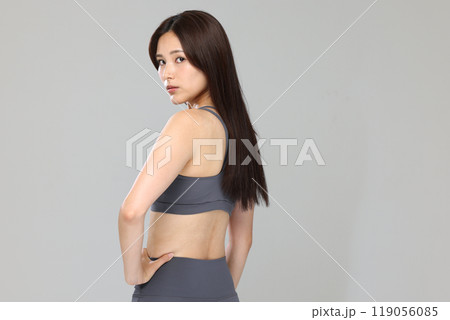 ヨガ　女性　ストレッチ 119056085