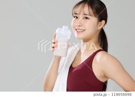 運動　女性　ヨガ 119056098