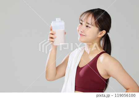 運動　女性　ヨガ 119056100