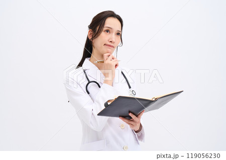 女医　医療従事者　医者　ドクター　薬剤師　看護師 119056230
