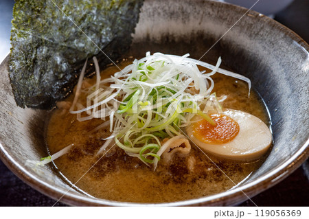 五味八珍名物ネギラーメン シャキシャキのネギとゆで卵、海苔とチャーシュー、醤油味 119056369