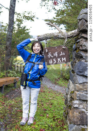 登山をする女性 登山をする女性 119056405