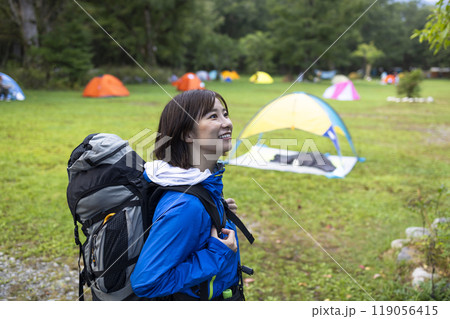 テント泊をする山ガール テント泊をする山ガール 119056415