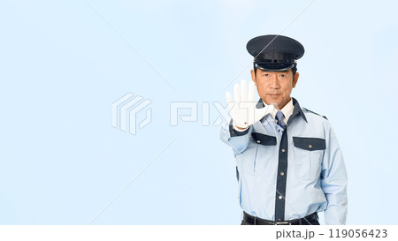 ストップする男性警備員 119056423