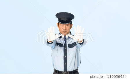 ストップする男性警備員 119056424