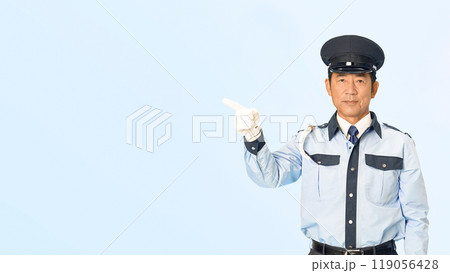 指さし案内する男性警備員 指さし案内する男性警備員 119056428