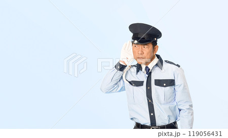 聞き耳を立てる男性警備員 聞き耳を立てる男性警備員 119056431