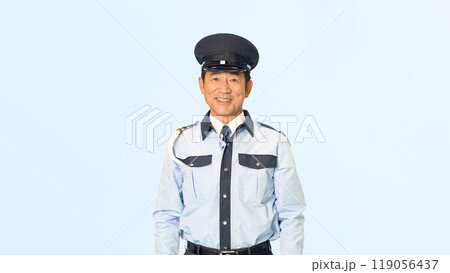 笑顔の男性警備員 119056437