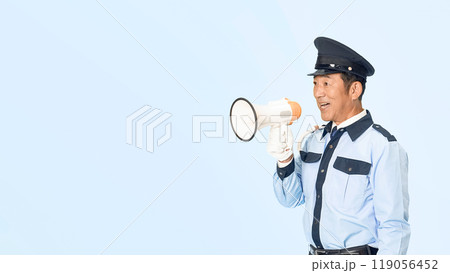 拡声器を使って誘導する男性警備員 拡声器を使って誘導する男性警備員 119056452