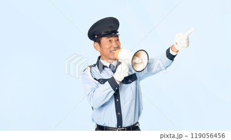 拡声器を使って誘導する男性警備員 拡声器を使って誘導する男性警備員 119056456
