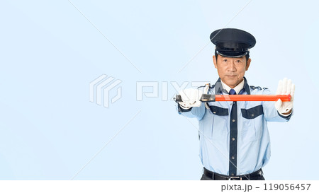 交通整理する男性警備員 119056457