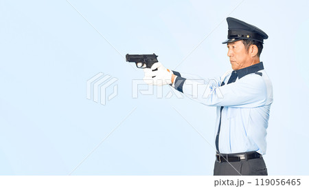 ピストルを構える男性警察官 ピストルを構える男性警察官 119056465