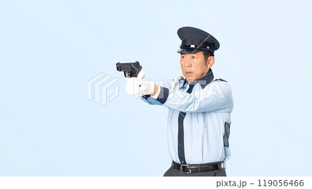 ピストルを構える男性警察官 119056466