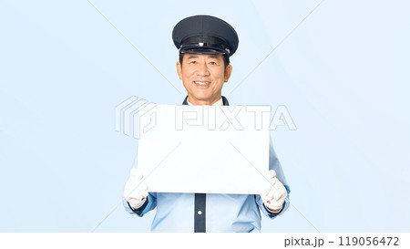メッセージボードを見せる男性警備員 119056472