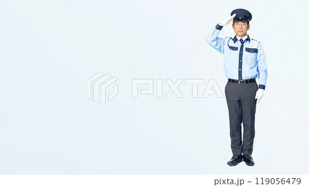 敬礼する男性警備員の全身写真 119056479